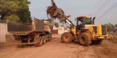 Rolim de Moura: Secretaria de Obras realiza limpeza nas ruas do Bairro Centenário