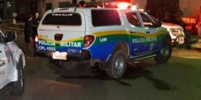 Enquanto bebia em frente de panificadora, homem é alvejado com vários tiros