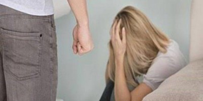 Marido vê fotos íntimas da esposa em celular e a espanca em Porto Velho