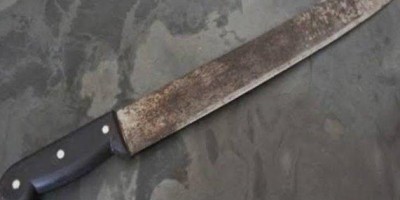 Mulher é atacada a golpes de facão enquanto conversava com amigo em frente da igreja