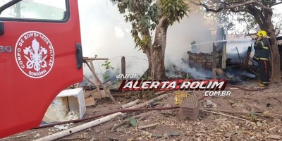 Casa em madeira é destruída por incêndio em Rolim de Moura