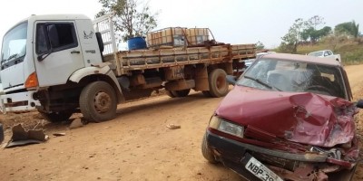 Carro bate de frente com caminhão a serviço da secretaria de obras no interior de RO
