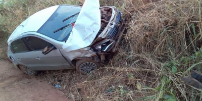Condutor perde controle e capota carro na zona rural de Rolim de Moura