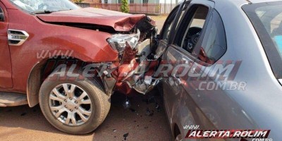 Dois carros se envolvem em acidente em Rolim de Moura