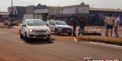 Motociclista é socorrido inconsciente após colidir com carro no Bairro Cidade Alta, em...