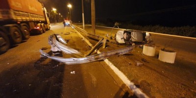 Carro fica completamente destruído após condutor perder o controle e capotar na BR-364...