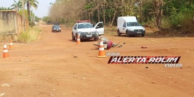 Motociclista é socorrido pelos bombeiros após colisão com caminhonete neste sábado,...