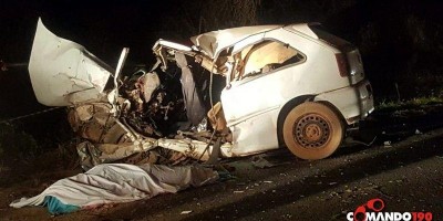 Três pessoas, incluindo uma criança de 07 anos, morrem após carro colidir em carreta...