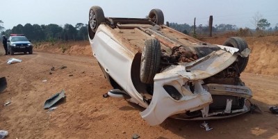 Carro com 6 pessoas capota ao passar por quebra-molas em Ariquemes