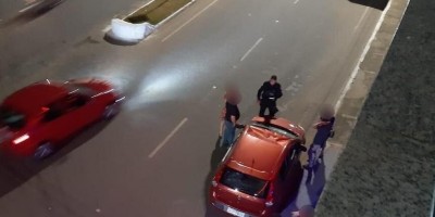 Carro é atingido por churrasqueira jogada de cima de prédio em Ariquemes