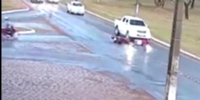 Homem é atropelado após cair de moto no meio de avenida de Ariquemes; veja o vídeo