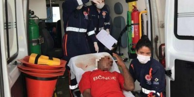 Durante bebedeira, homem é atacado a golpes de facão e socorrido às pressas
