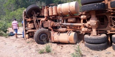 Motorista fica ferido após carreta sem freios carregada com areia tombar entre Vilhena e...