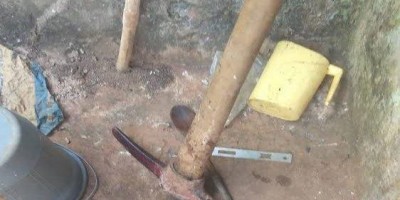 Esposa agredida a golpes de pá reage e ataca marido com picareta