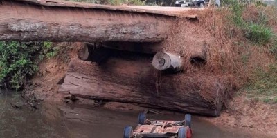 Carro cai de ponte e afunda em rio com pai e filho em Alto Paraíso