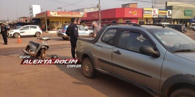 Acidente entre moto e carro deixa mulher ferida no centro de Rolim de Moura