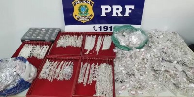 PRF apreende mais de R$ 27 mil em carregamento de joias e semijoias sem nota fiscal em...