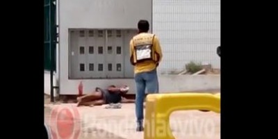 Vídeo mostra policial rendendo dupla que se agredia a facadas e pedradas em Porto Velho
