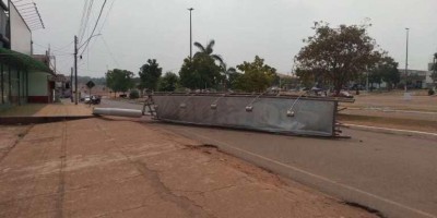 Caminhão derruba placa que pertencia a um supermercado no Centro de Rolim de Moura