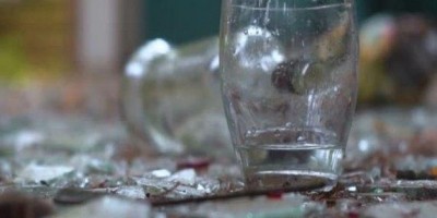 Por ciúmes da esposa, homem ataca amiga dela no rosto e foge