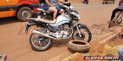 Mulher sofre fratura no pé em acidente entre duas motos em Rolim de Moura