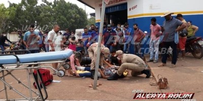 Mulher é socorrida ao Hospital após acidente entre carro e moto no centro de Rolim de...