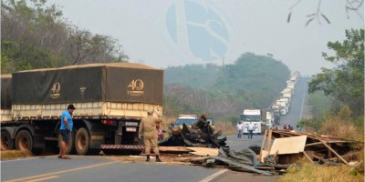 BR-364 fica interditada após acidente envolvendo caminhão e carreta; motorista morreu...