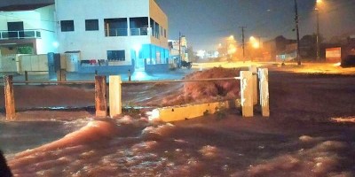 Vídeos: Forte chuva deixa ruas de Rolim de Moura alagadas na noite desta segunda-feira...