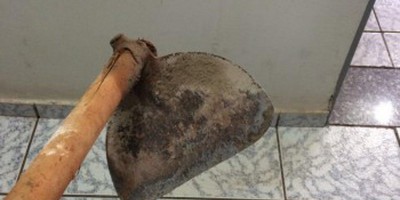 Homem agride jovem a enxadadas: 'Mulher a gente não bate, a gente mata'
