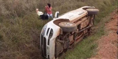 Médico, enfermeira e motorista sofrem acidente após capotar carro em Pimenteiras