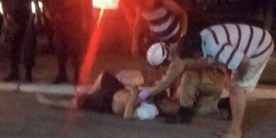 Dupla em moto tenta matar jovem que bebia com amigos 