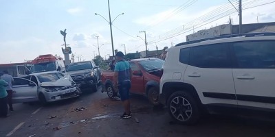 Cinco veículo se envolvem em acidente em Porto Velho; Uma pessoa fica gravemente ferida;...