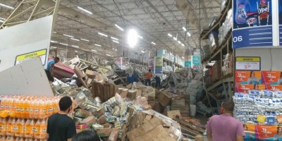 Veja o vídeo: Prateleiras carregadas de produtos despencam sobre clientes em...