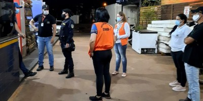 Vigilância Sanitária e PM passam realizando orientações no centro comercial de Rolim...