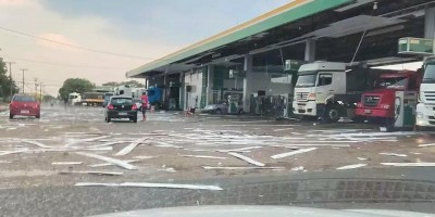 Veja fotos e vídeos: Temporal com granizo causa estrago também em Vilhena
