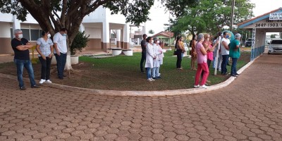 Veja o vídeo: Amigos e servidores da saúde fazem homenagem ao médico dr. Romero em...