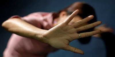 Mulher é surrada pelo irmão que ameaçava incendiar casa com a mãe dentro