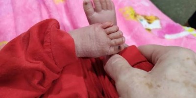 Bebê é deixada sozinha em casa e mãe é presa em bar após denúncia de ex-marido