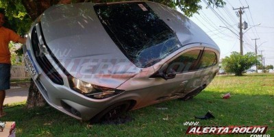 Carro fica suspenso em árvore após colisão em Rolim de Moura