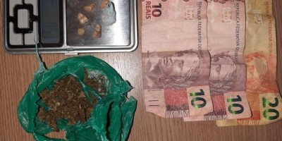 Homem tenta fugir da Polícia Militar, mas acaba preso com drogas em Espigão D'Oeste