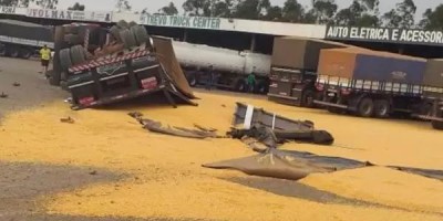 Motorista perde controle e tomba carreta em pátio de posto em Vilhena; Veja o vídeo