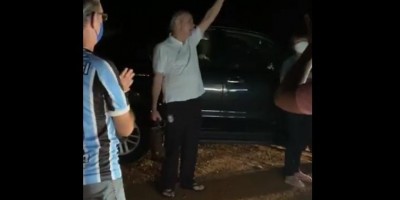 Após mais de um mês em tratamento contra a Covid-19, radialista e apresentador Arno...