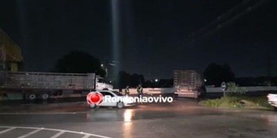 Caminhão boiadeiro atinge poste na BR-364 para não bater em cheio em carro