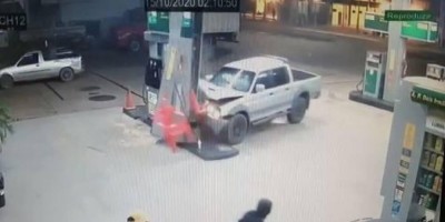 Veja o vídeo: Mulher perde controle de caminhonete e atinge pilar de posto de...