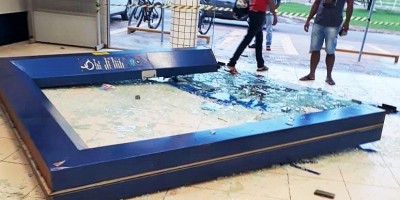 Veja o vídeo: Chuva e forte ventania derrubam porta da Caixa Econômica em Rolim de Moura