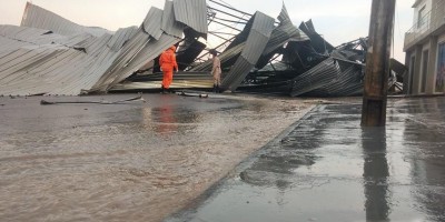 Estrutura metálica de barracão desaba durante ventania em Ji-Paraná; Veja fotos e...