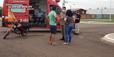 Motociclista é socorrido pelos Bombeiros após se chocar contra carro, em Rolim de Moura