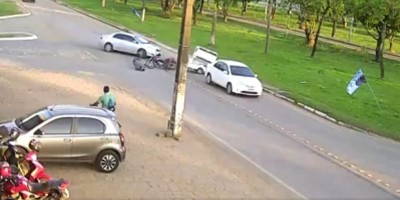 Carro invade pista, bate em moto e quase acerta ciclista durante acidente em Ariquemes;...