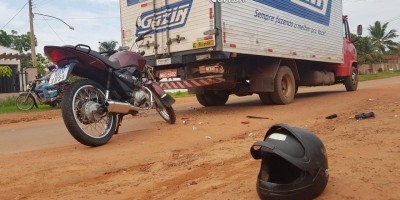 Motociclista fica ferido ao bater na traseira de caminhão em Rolim de Moura
