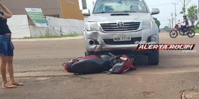 Mulher fica ferida em acidente entre Biz e Hilux em Rolim de Moura
